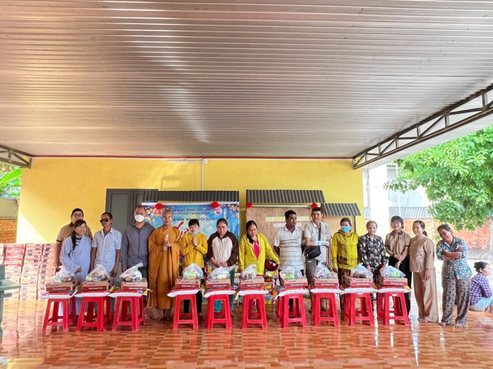 Tây Ninh: Tịnh xá Ngọc Minh phối hợp CLB Thiện Tâm Chánh Hạnh tặng quà Tết cho bà con