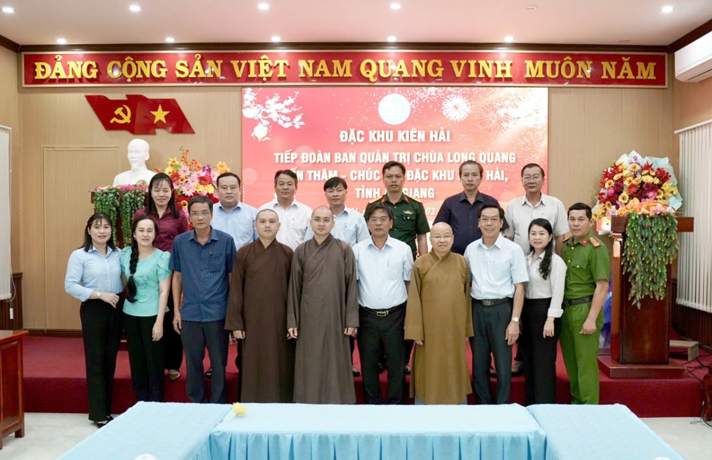 An Giang: Ban Quản trị chùa Long Quang (Nam Du) thăm và chúc Tết lãnh đạo Đặc khu Kiên Hải