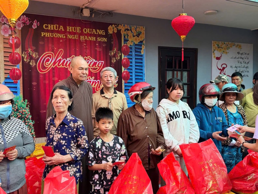 Đà Nẵng: chùa Huệ Quang Ngũ Hành Sơn tặng quà tết cho bà con khó khăn 