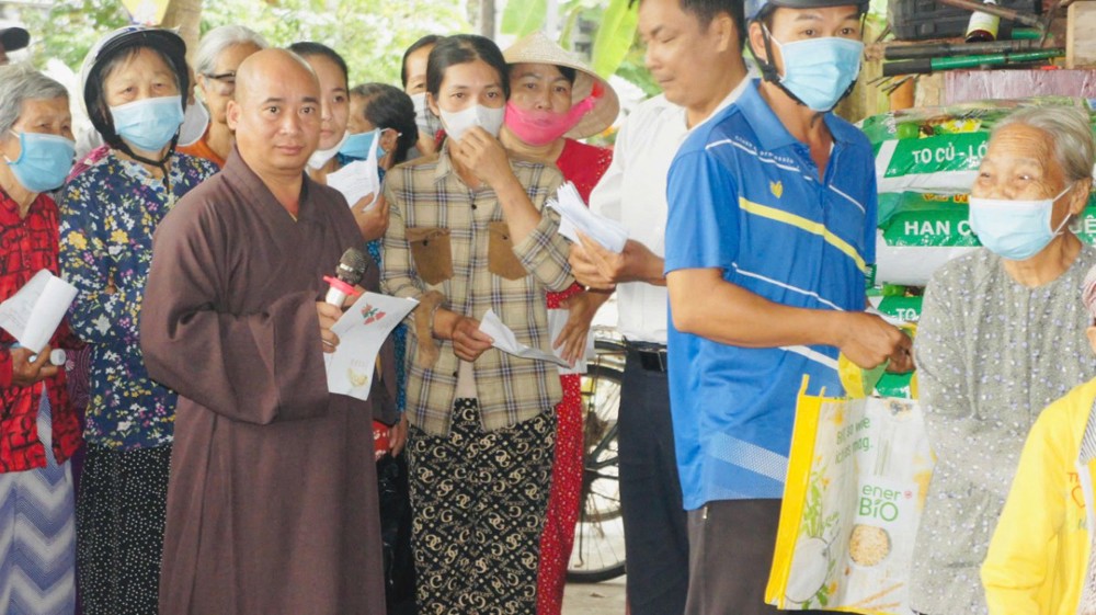 Vĩnh Long: 320 phần quà Tết nghĩa tình từ Chùa Vĩnh An đến với bà con xã Thành Thới