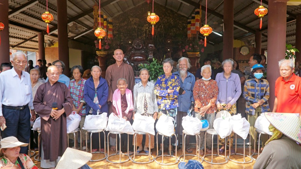 Tây Ninh: Chùa Giác Tánh trao 400 phần quà Tết cho người dân có hoàn cảnh khó khăn