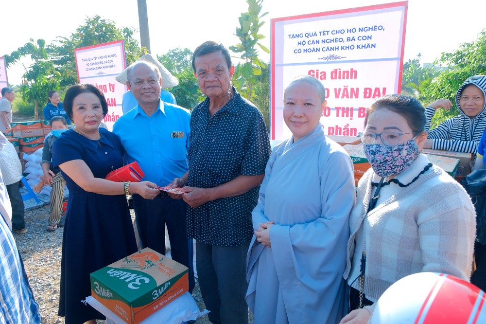 An Giang: Chùa Tân Phước phối hợp gia đình ông Cao Văn Đại - bà Cao Thị Bé trao quà Tết cho người dân khó khăn