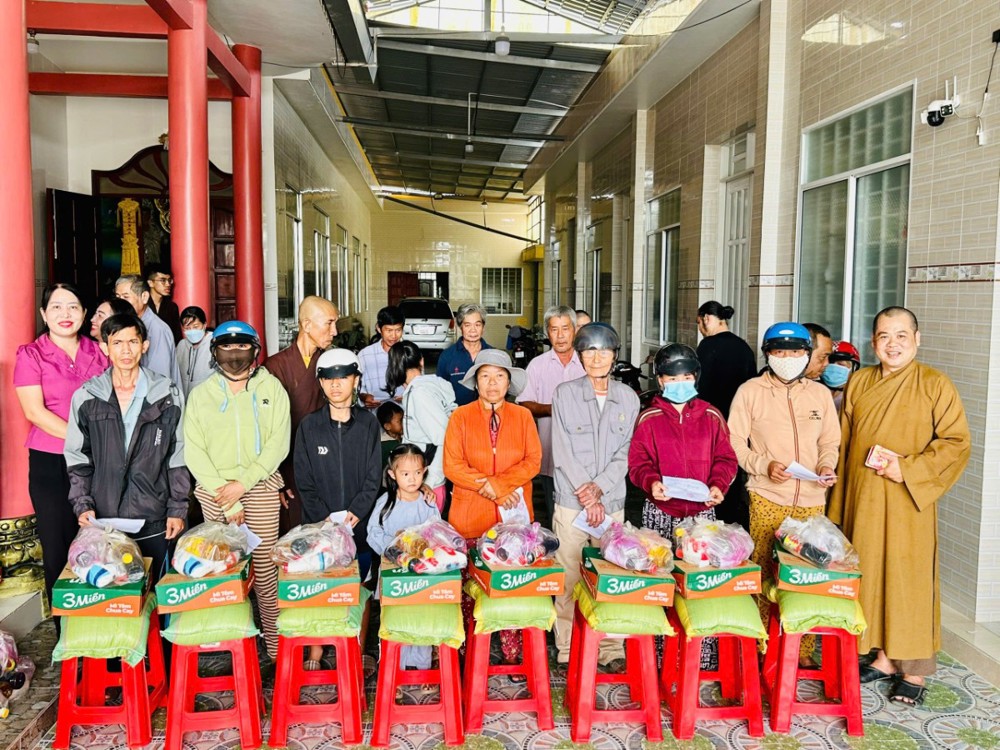 Vĩnh Long: Chùa Linh Sơn trao 150 phần quà Tết đến bà con nghèo trong những ngày cuối năm