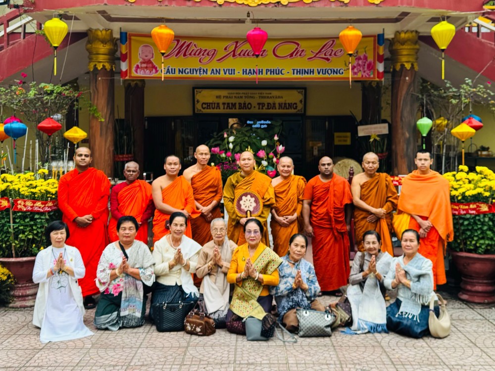 Đà Nẵng: Lung Linh Ánh Nến Hòa Bình Của Chư Tăng Quốc Tế Tại Tổ Đình Tam Bảo Trong Những Ngày Đầu Xuân Bính Ngọ