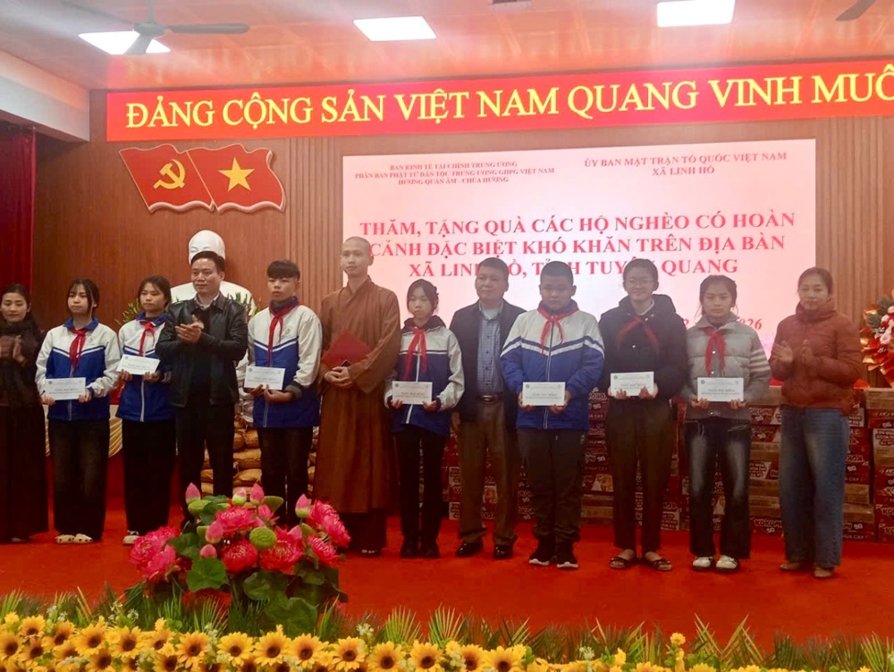 Tuyên Quang: Trao học bổng cho học sinh dân tộc thiểu số vượt khó