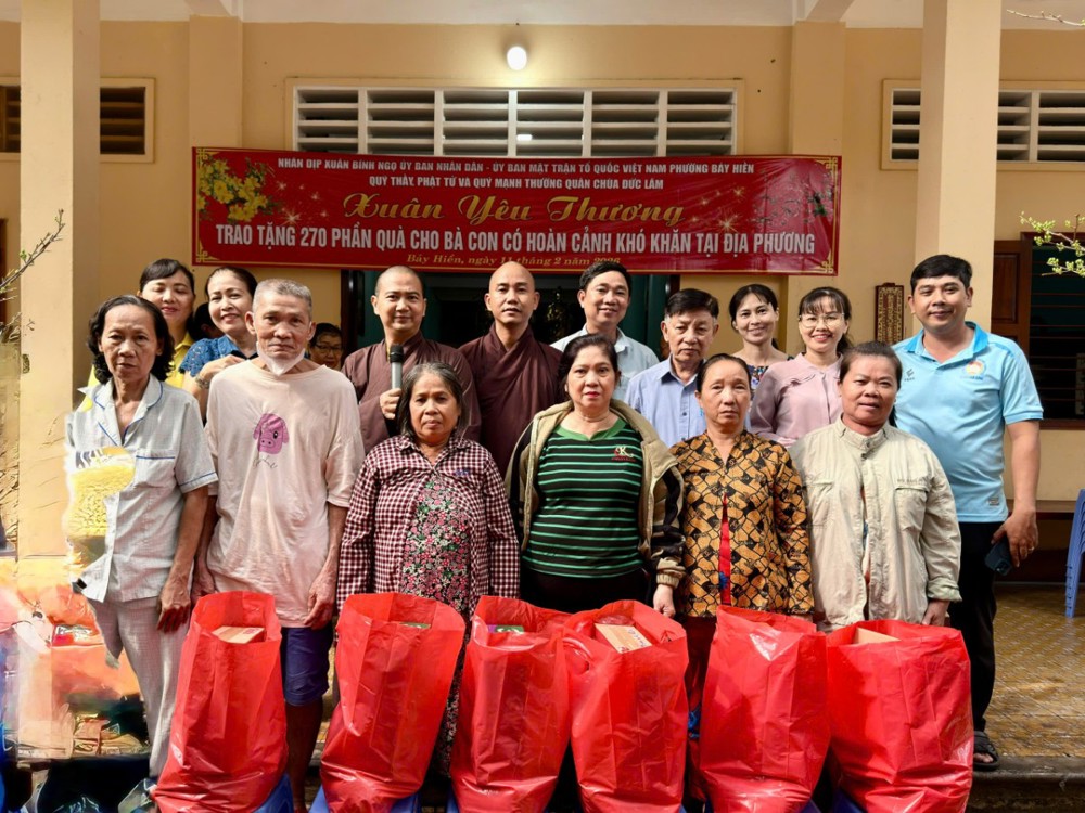 TP.HCM: Chùa Đức Lâm trao 300 phần quà Xuân đến bà con phường Bảy Hiền