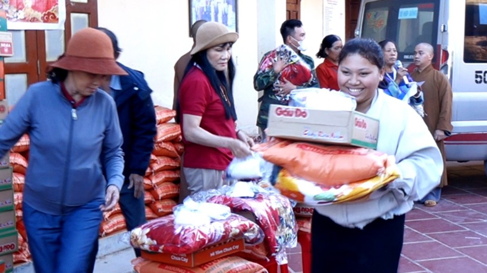 Quảng Ngãi: Thượng tọa Thích Nhuận Pháp trao 100 suất quà Tết đến bà con dân tộc thiểu có hoàn cảnh đặc biệt khó khăn