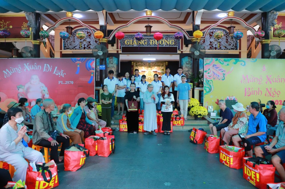 TP.HCM: Quan Âm Tu viện trao quà Tết cho bà con khó khăn