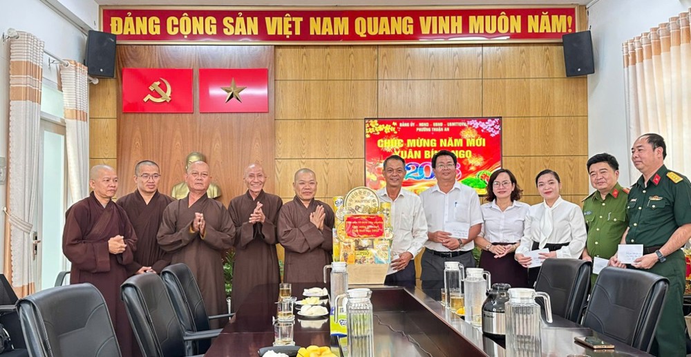 TP.HCM: Đại diện Phật giáo Liên phường chúc Tết lãnh đạo chính quyền phường Thuận An