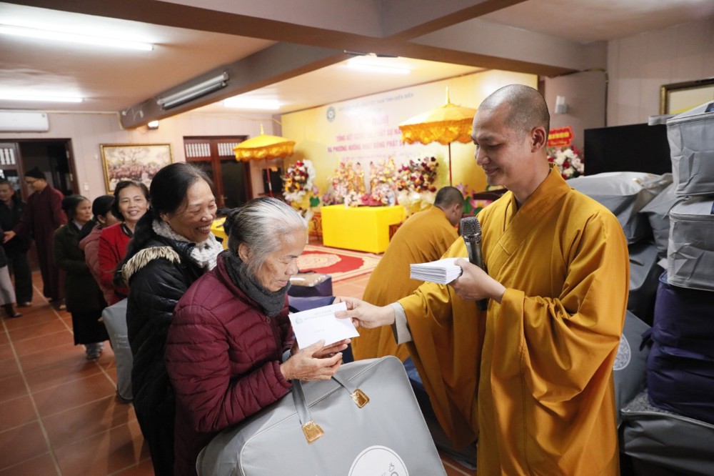 ĐIỆN BIÊN: Ban Trị sự GHPGVN tỉnh Điện Biên  trao quà Tết khuyến tu Phật tử tại chùa Linh Quang