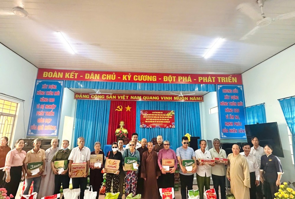 Vĩnh Long: Ban Từ thiện – Xã hội GHPGVN tỉnh mang 150 phần quà Xuân yêu thương đến bà con xã Hương Mỹ