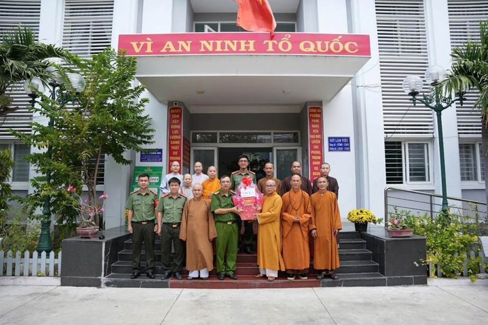 KHÁNH HOÀ: CHƯ TÔN ĐỨC VĂN PHÒNG II BAN TRỊ SỰ GHPGVN TỈNH THĂM - CHÚC TẾT CÁC CƠ QUAN CHÍNH QUYỀN VÀ CÁC TỰ VIỆN TIÊU BIỂU TẠI KHU VỰC PHÍA NAM TỈNH KHÁNH HOÀ