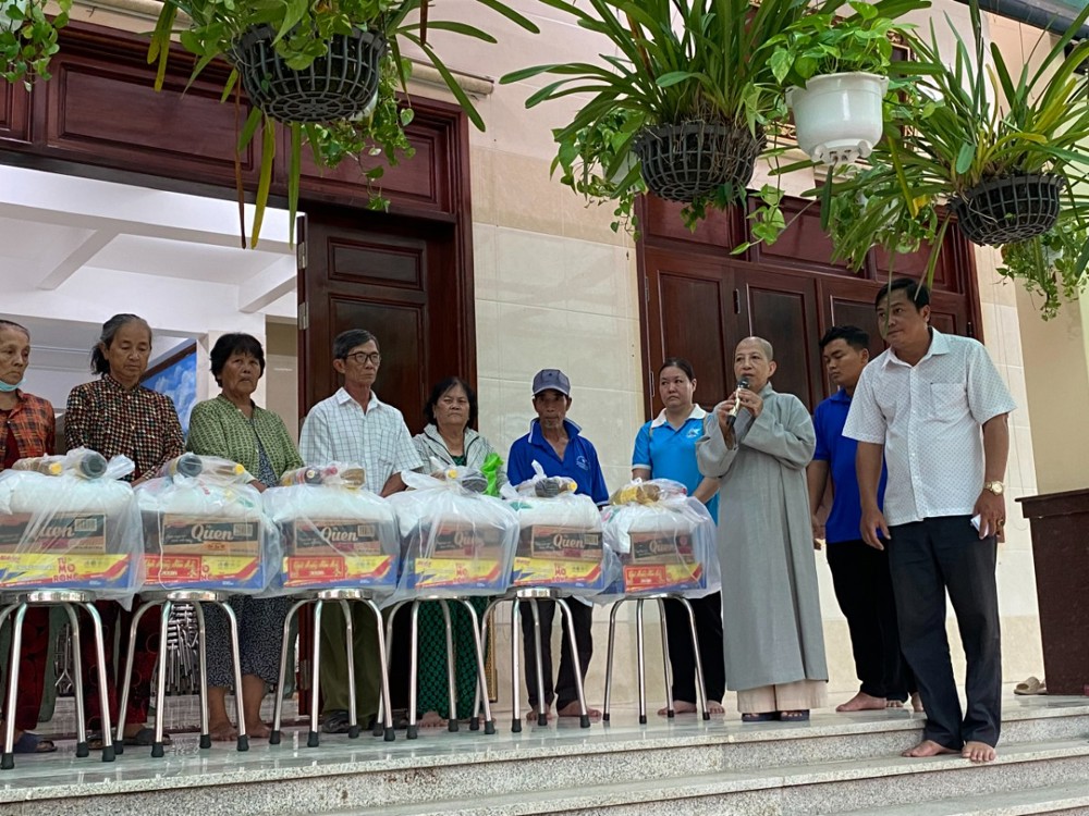 Vĩnh Long: Chùa Tiên Đài trao 150 phần quà Xuân ấm áp nghĩa tình đến bà con địa phương