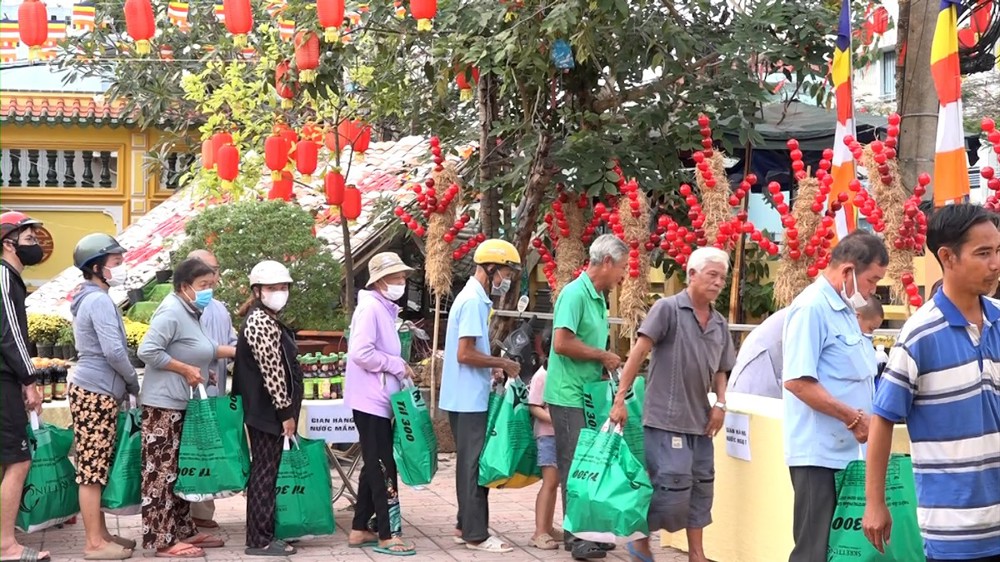Đồng Tháp: Chùa Phước Hưng tổ chức “Phiên chợ 0 đồng” kết hợp trao quà Tết cho bà con khiếm thị