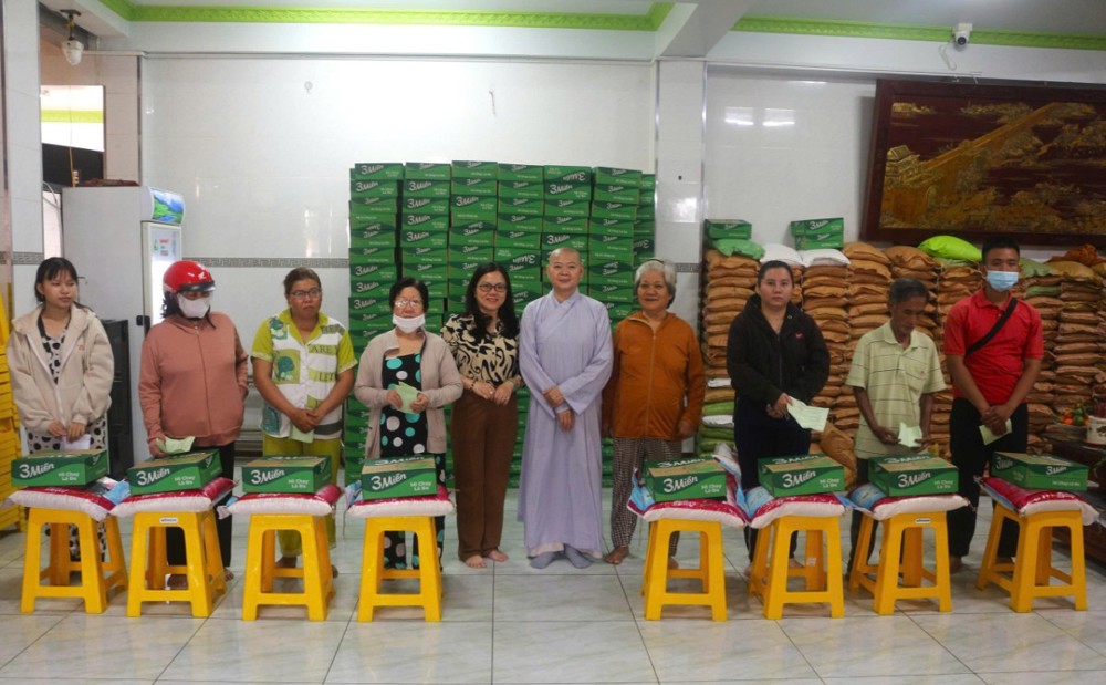 TP.HCM: Chùa Quan Âm trao 500 phần quà Tết cho bà con trên địa bàn phường Phú Định