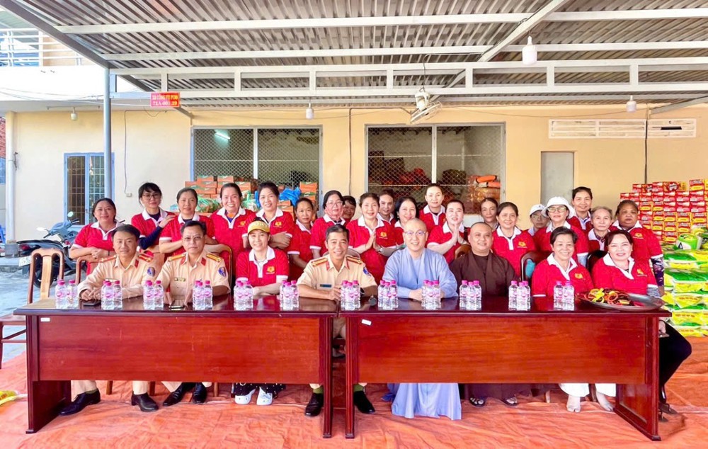 TP.HCM: Chùa Sơn Bửu, chùa Liên Trì tặng quà Tết Bính Ngọ đến các gia đình khó khăn tại địa phương