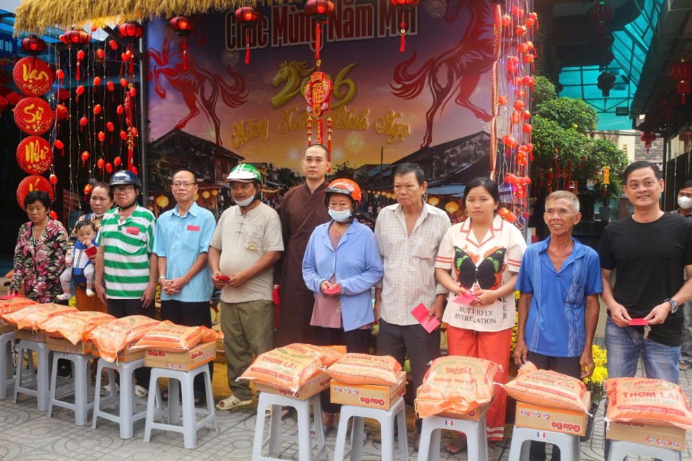 TP.HCM: Chùa Linh Bửu trao quà Tết cho Hội Cựu chiến binh và hộ khó khăn nhân dịp Xuân Bính Ngọ 2026