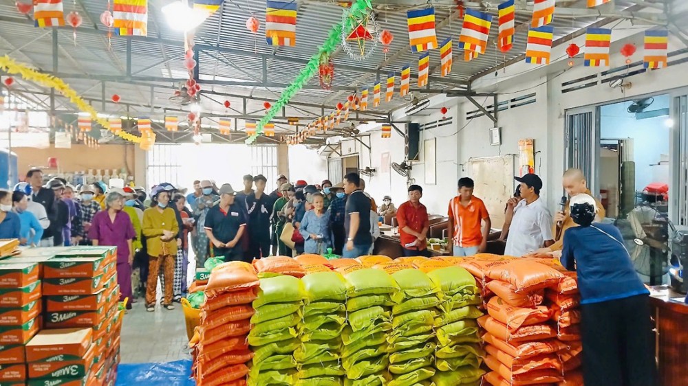 Vĩnh Long: Chùa Quốc Ân trao tặng 400 phần quà nghĩa tình đến bà con nhân dịp chào Xuân mới