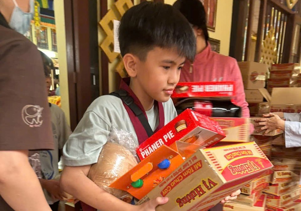 TP.HCM: Tu viện Như Giác trao tặng 500 phần quà Tết đến bà con nghèo, người khuyết tật và thiếu nhi lớp “Bé học Phật”