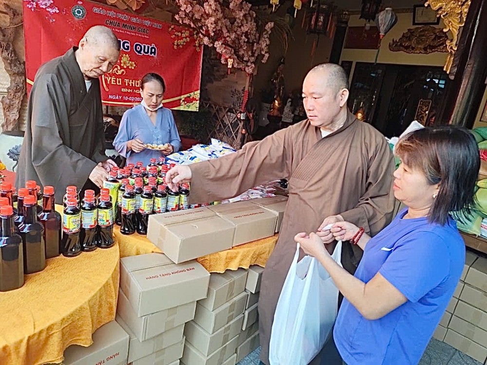 TP.HCM: Chùa Minh Giác phối hợp Ủy ban MTTQ Việt Nam phường Hiệp Bình trao quà Xuân Bính Ngọ 2026