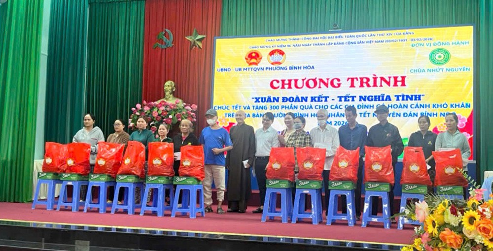 TP.HCM: Trao quà tết cho bà con đón Xuân Bính Ngọ - 2026  