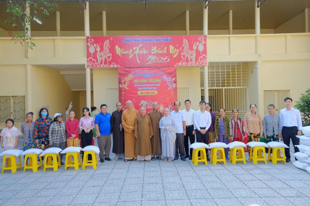 An Giang: Chùa Phật Quang Phổ Chiếu trao 200 phần quà Tết đến bà con khó khăn phường Vĩnh Thông