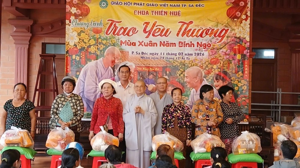 Đồng Tháp: Chùa Thiền Huệ trao tặng 280 phần quà Tết đến người dân nhân dịp Xuân Bính Ngọ