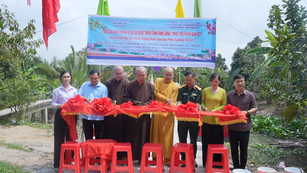 Vĩnh Long: Phật giáo tỉnh phối hợp Ban đại diện Phật giáo người Hoa tặng 200 phần quà Tết và khánh thành cầu Viên Thông 6