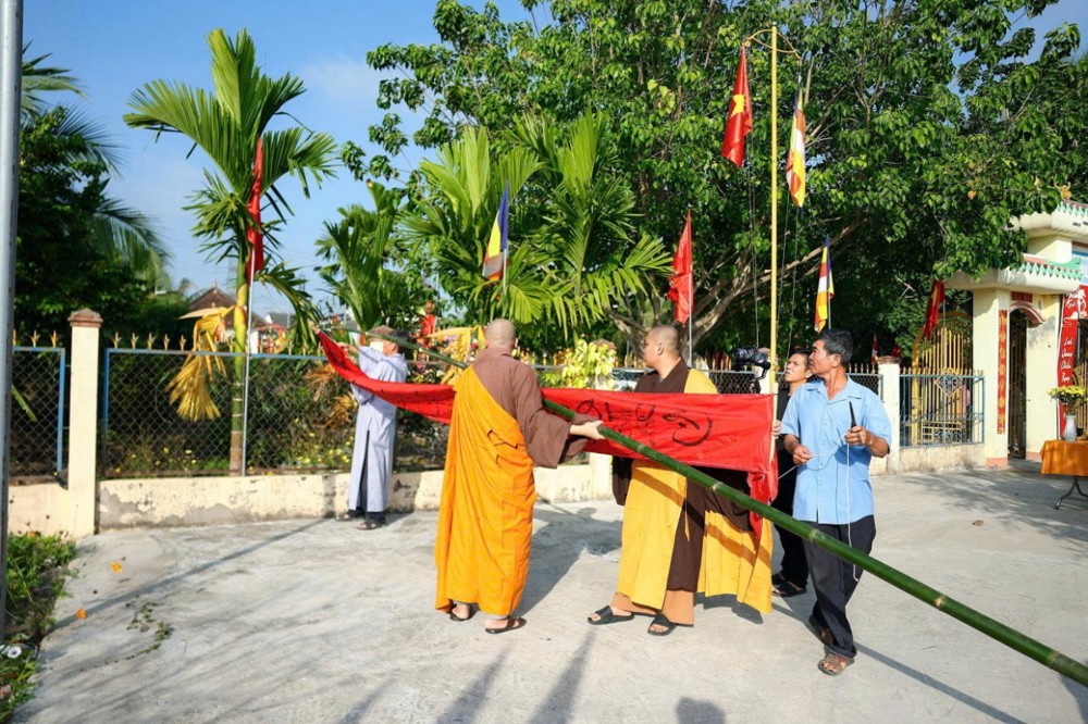 Cây nêu ngày Tết trong không gian chùa Việt 