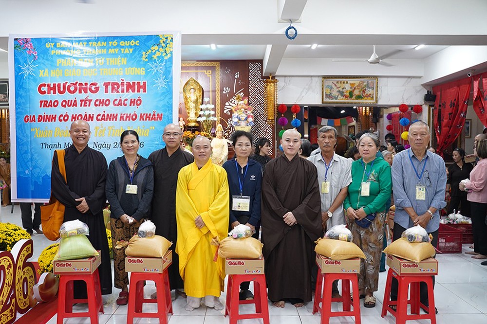 TP.HCM: Chùa Văn Thánh trao 400 phần quà Xuân Bính Ngọ 2026 đến bà con khiếm thị và người dân địa phương
