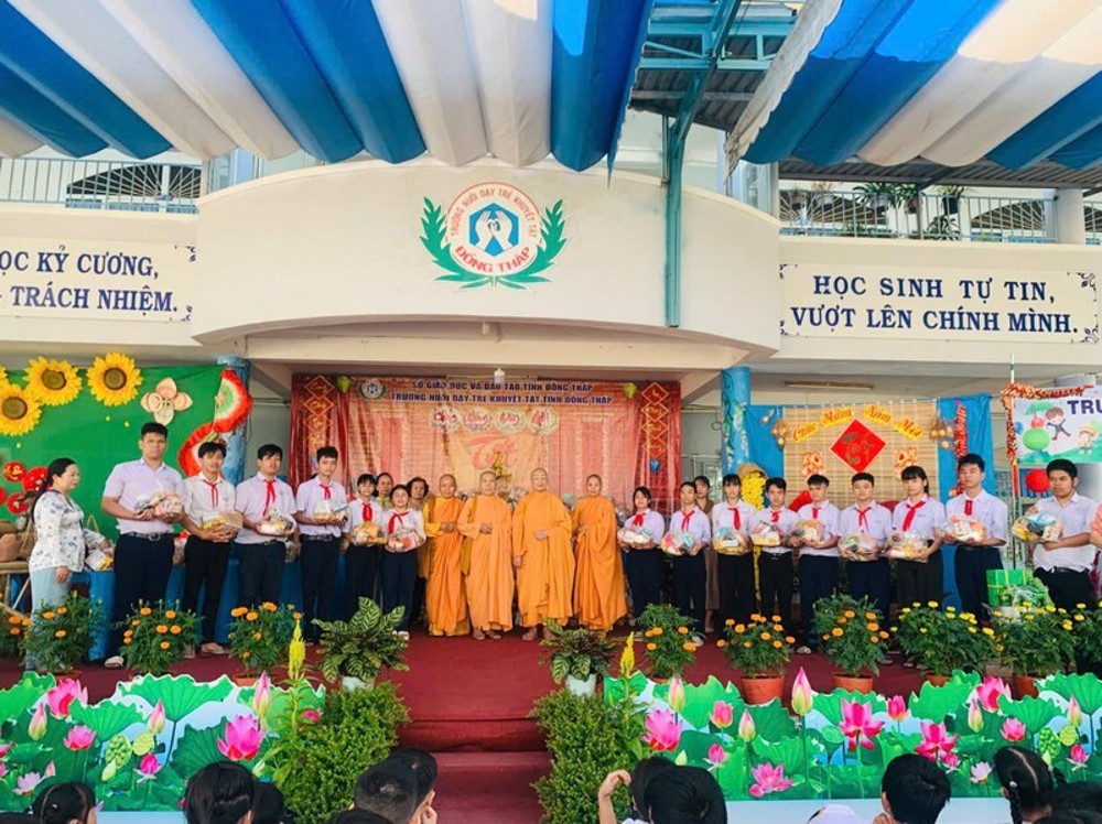 Đồng Tháp: Tịnh xá Ngọc Hương thăm và trao quà Trường Khuyết tật phường Sa Đéc