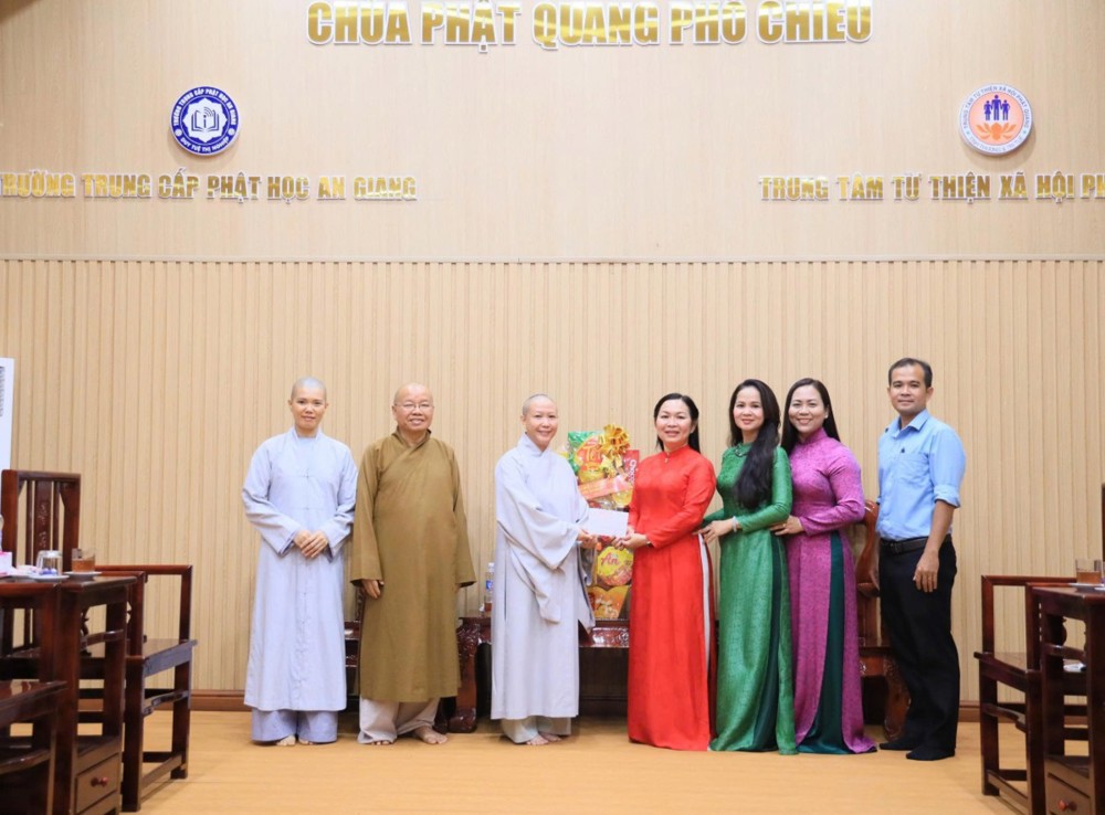 An Giang: Đoàn ĐBQH và HĐND tỉnh đến thăm và chúc Tết chùa Phật Quang Phổ Chiếu và Trung tâm TTXH Phật Quang 