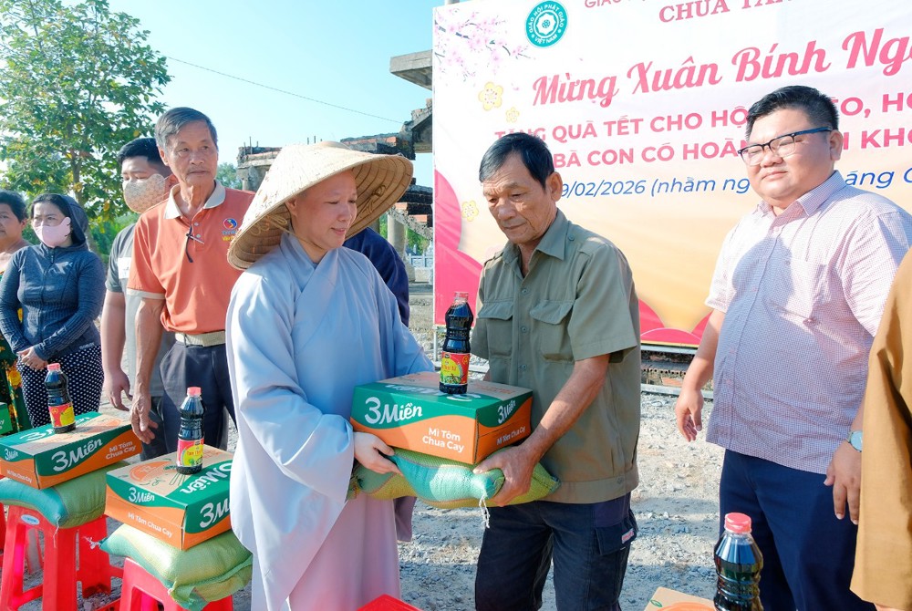 An Giang: Chùa Tân Phước cùng gia đình ông La Văn Chánh - bà Ngô Thị Ná trao quà Tết cho bà con khó khăn
