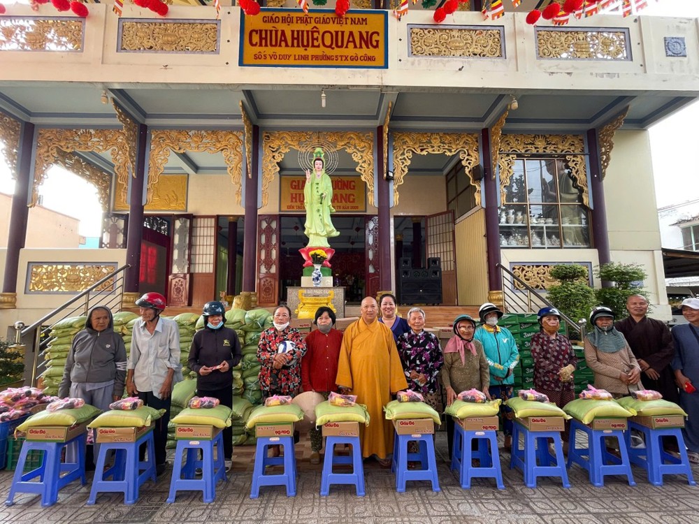 Đồng Tháp: Chùa Huệ Quang (phường Gò Công) trao 200 phần quà Tết đến người có hoàn cảnh khó khăn