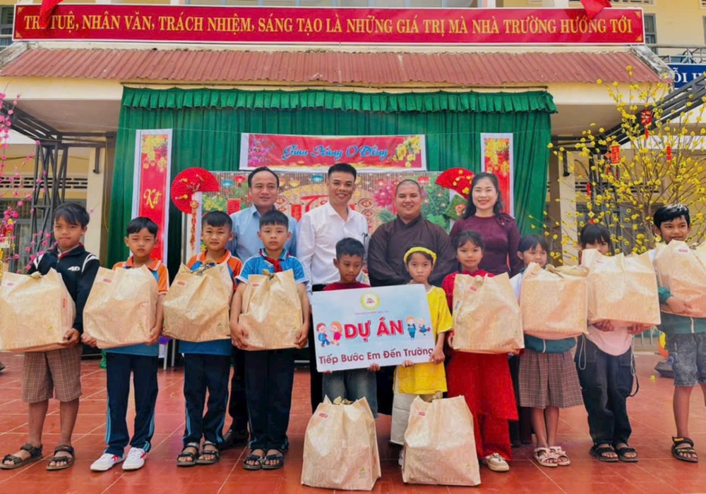 Đắk Lắk: Trao học bổng và quà Xuân yêu thương đến học sinh yếu thế