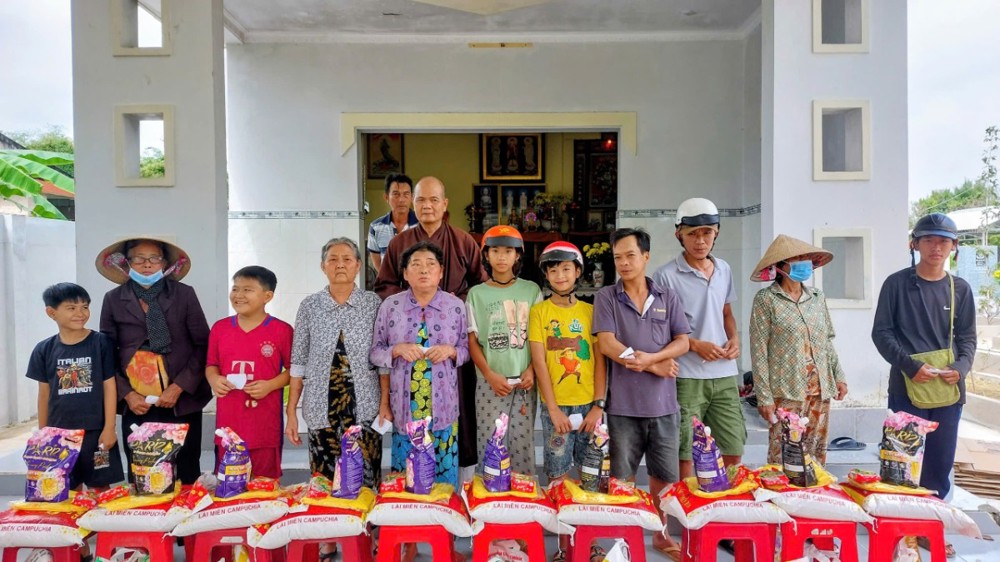 Vĩnh Long: Thượng tọa Thích Trí Hảo trao 250 phần quà - chung tay chăm lo Tết cho người khó khăn