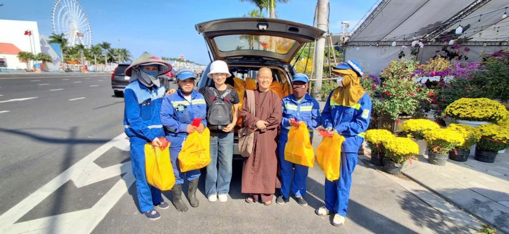 Đà Nẵng: Chùa Phổ Hiền tặng 100 suất quà tết cho người lao động khó khăn 