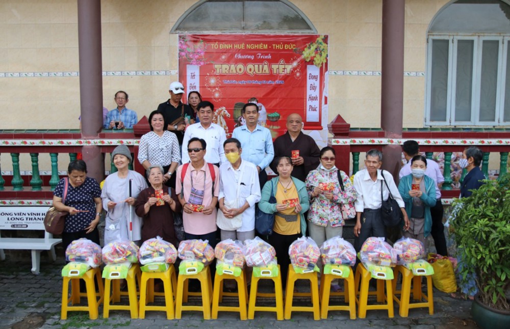 TP.HCM: Trao tặng hơn 400 phần quà Tết ấm áp đến bà con khó khăn tại chùa Huê Nghiêm (phường Thủ Đức)