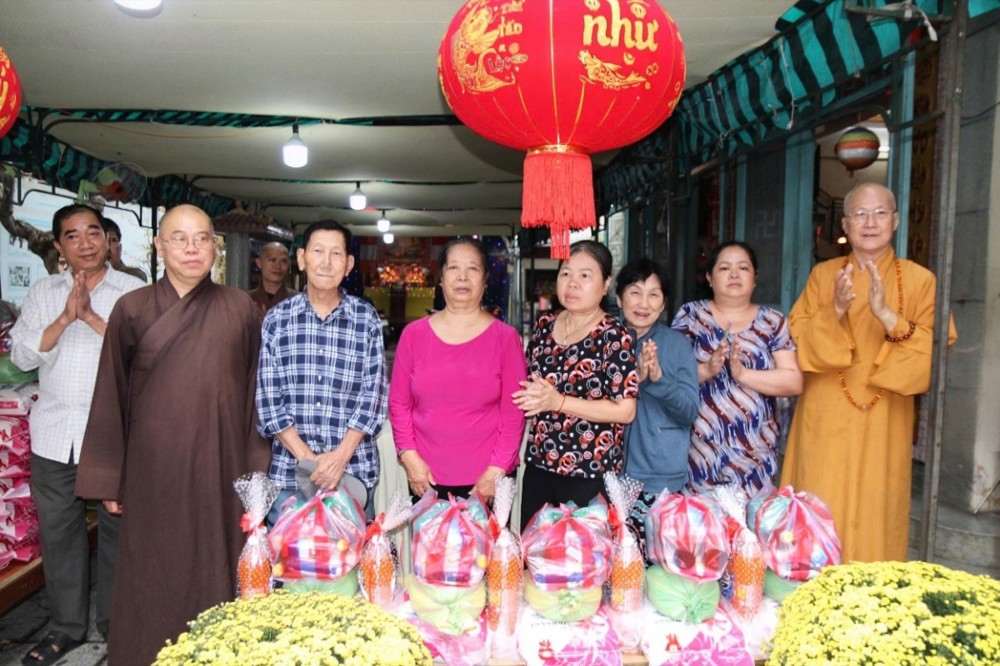 TP.HCM: Chùa Thiên Tôn tặng quà Tết cho bà con nghèo