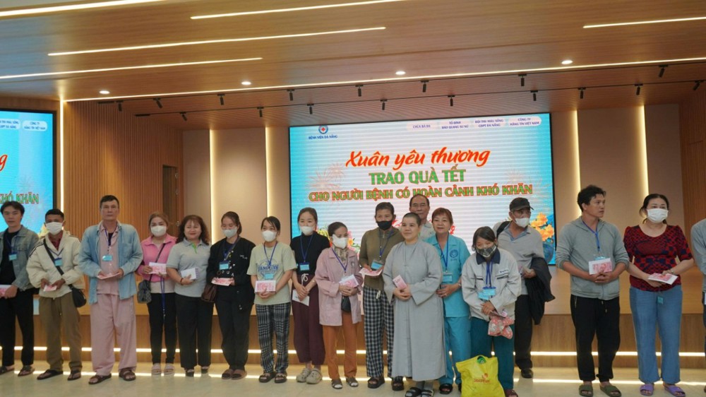 Đà Nẵng: Trao tặng 200 suất quà tết cho các bệnh nhân khó khăn 