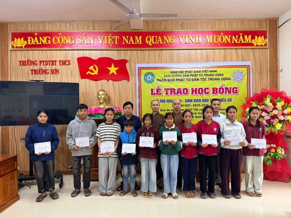 Quảng Trị: Trao học bổng kỳ II cho học sinh dân tộc thiểu số tại Khe Sanh và Trường Sơn