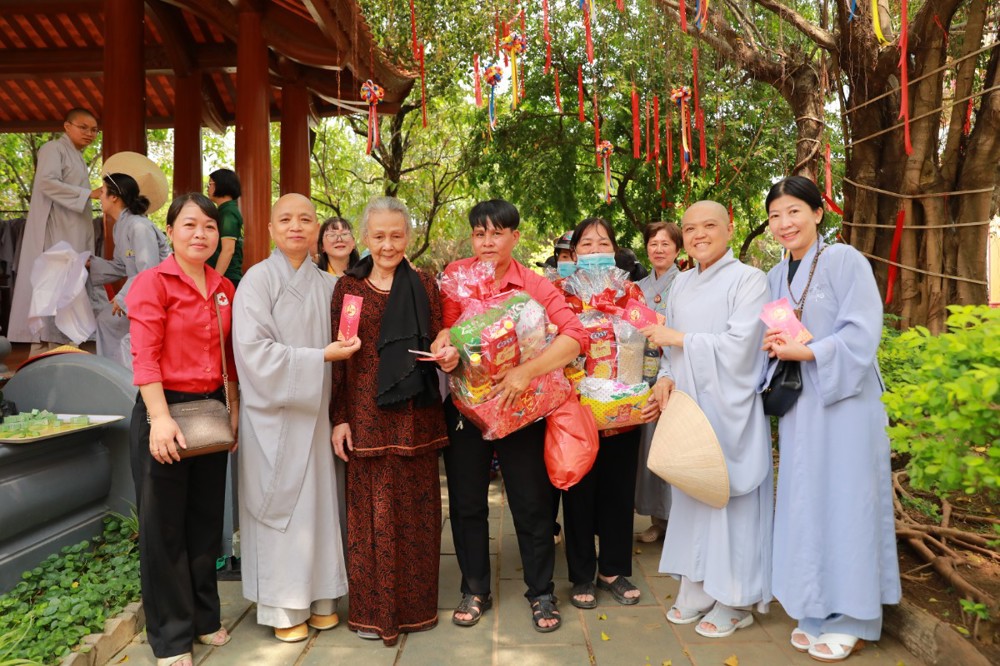 TP.HCM: Chùa Thiên Quang trao 1.200 phần quà Tết cho người khiếm thị  và các hộ khó khăn