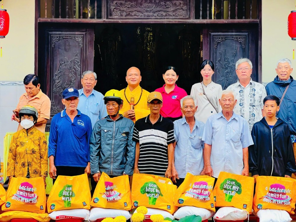 Đồng Tháp: Đại đức Thích Huệ Nghiêm trao 200 phần quà Tết Nguyên đán Bính Ngọ 2026