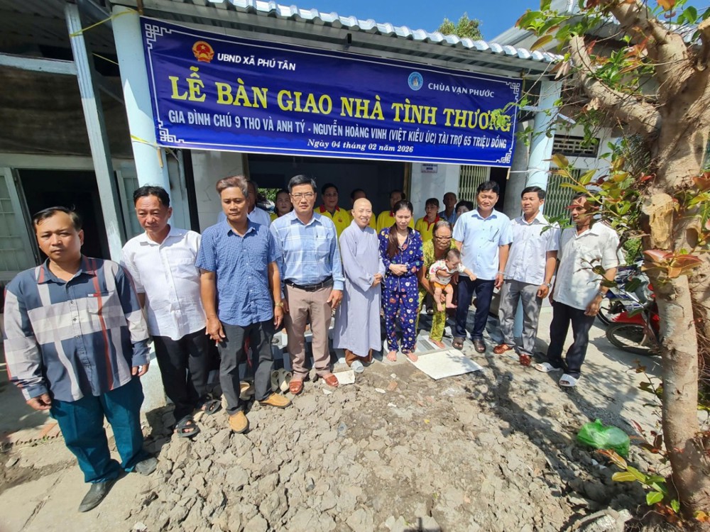 Cà Mau: Chùa Vạn Phước bàn giao nhà Tình Thương cho gia đình bà Nguyễn Thị Út