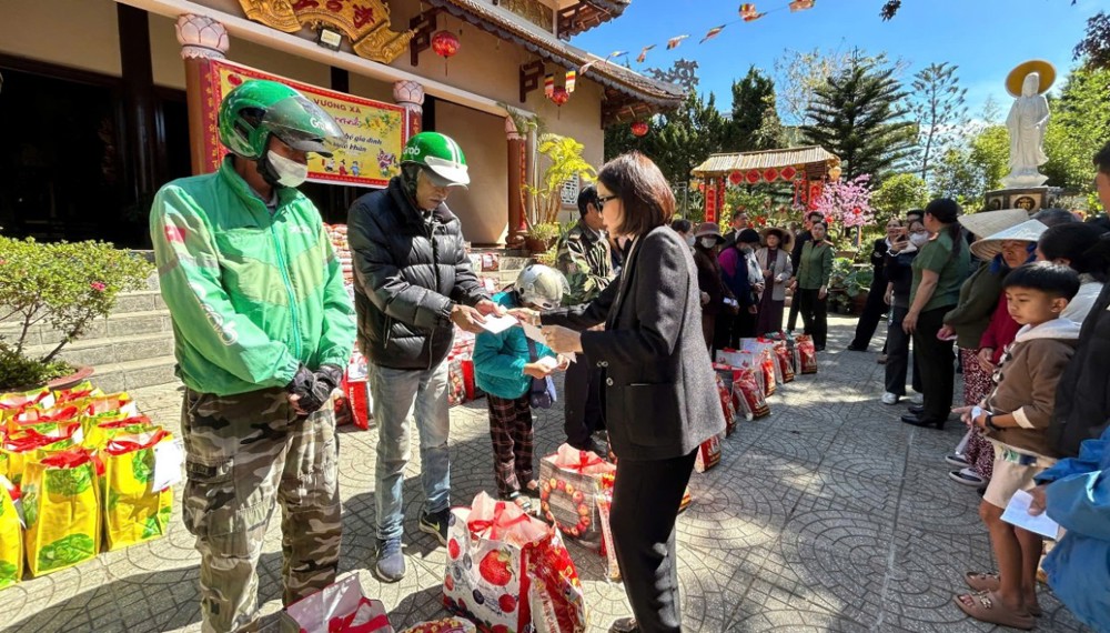 Lâm Đồng: Chùa Vương Xá tặng quà Tết Bính Ngọ đến các gia đình có hoàn cảnh khó khăn