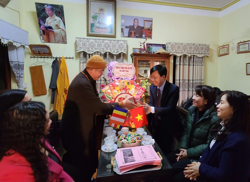 Phú Thọ: Đoàn lãnh đạo xã Lâm Thao chúc Tết chùa Ân Phúc