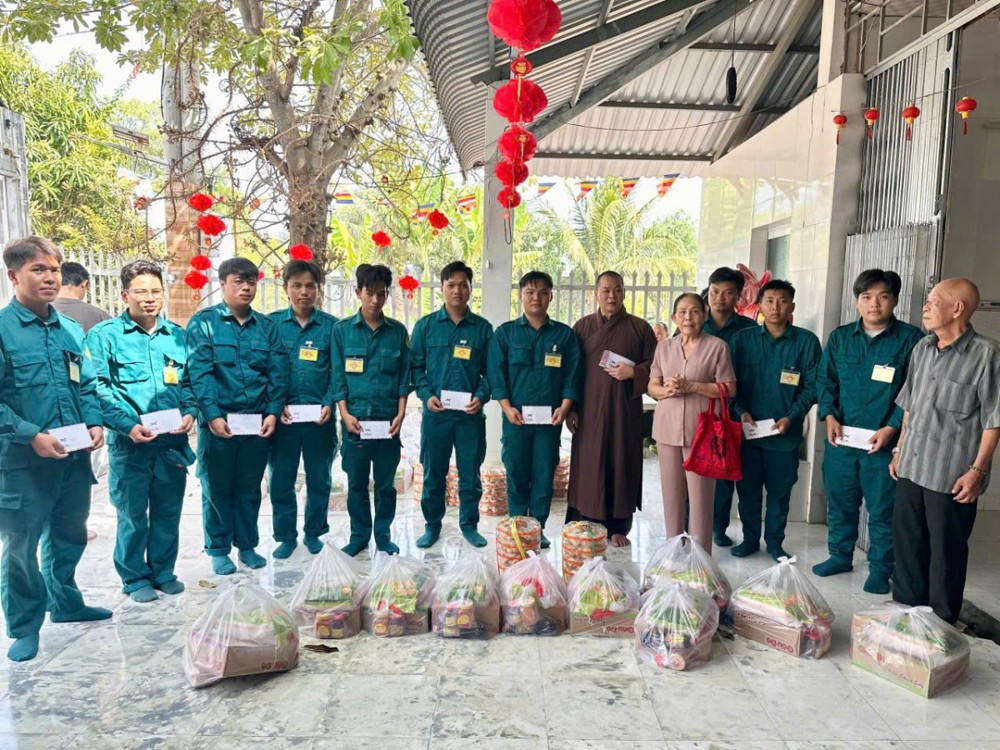 TP.HCM: Tịnh thất An Lạc thăm, chúc Tết gia đình chính sách và trao hơn 500 phần quà Xuân 2026