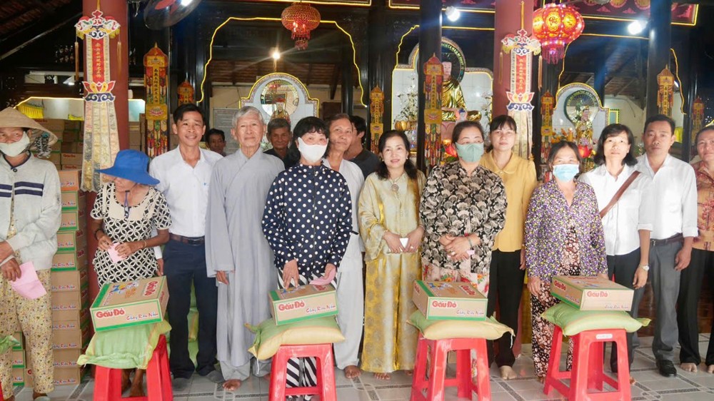 Đồng Tháp: Chùa Thiền Huệ trao quà Tết đến người dân có hoàn cảnh khó khăn