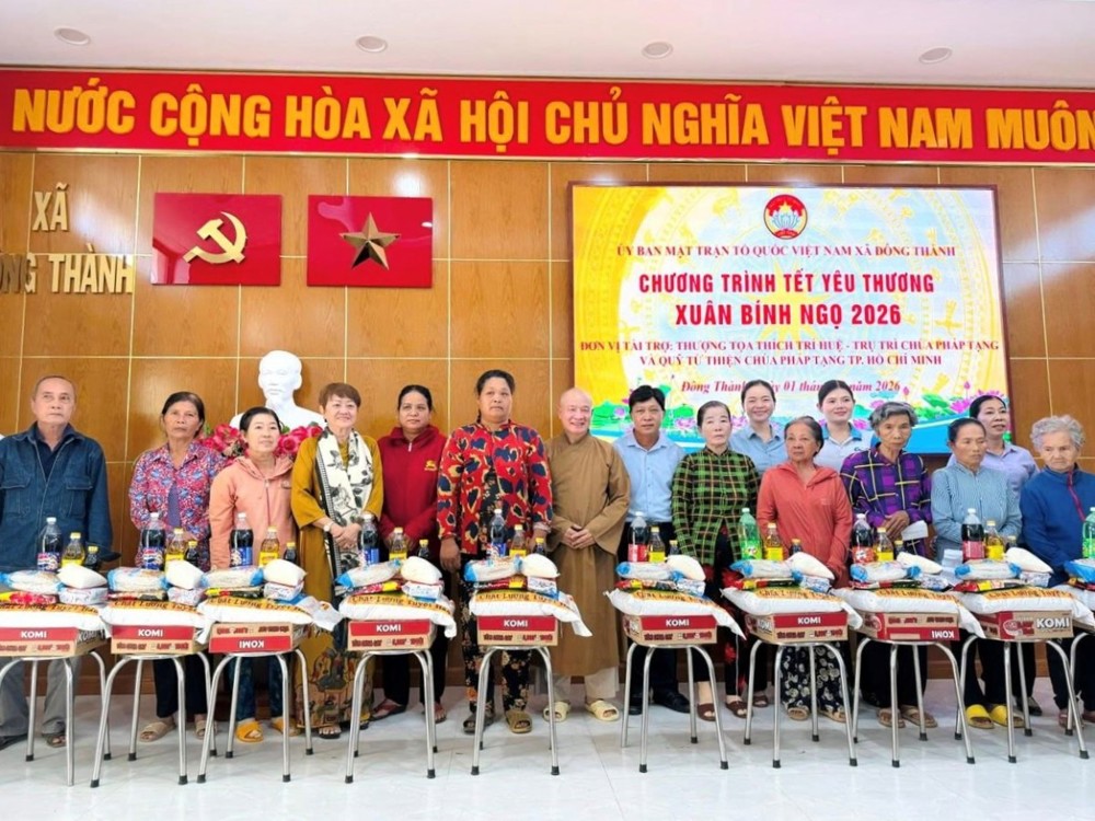 Tây Ninh: Chùa Pháp Tạng trao tặng 500 phần quà đến bà con khó khăn
