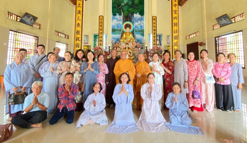 Vĩnh Long: Hai lớp Giáo lý thành kính đảnh lễ khánh tuế, chúc Xuân Bính Ngọ đến chư Tôn Hòa Thượng và quý giáo thọ sư